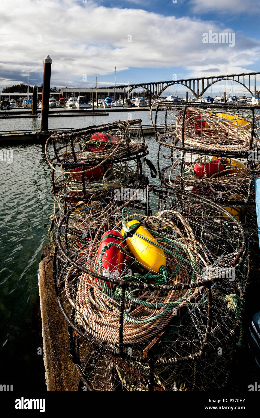 Oder 02493-00 ... OREGON - Crab Töpfe auf dem Newport Marina mit der Yaquina Bay Bridge im Hintergrund von der Stadt Newport. Stockfoto