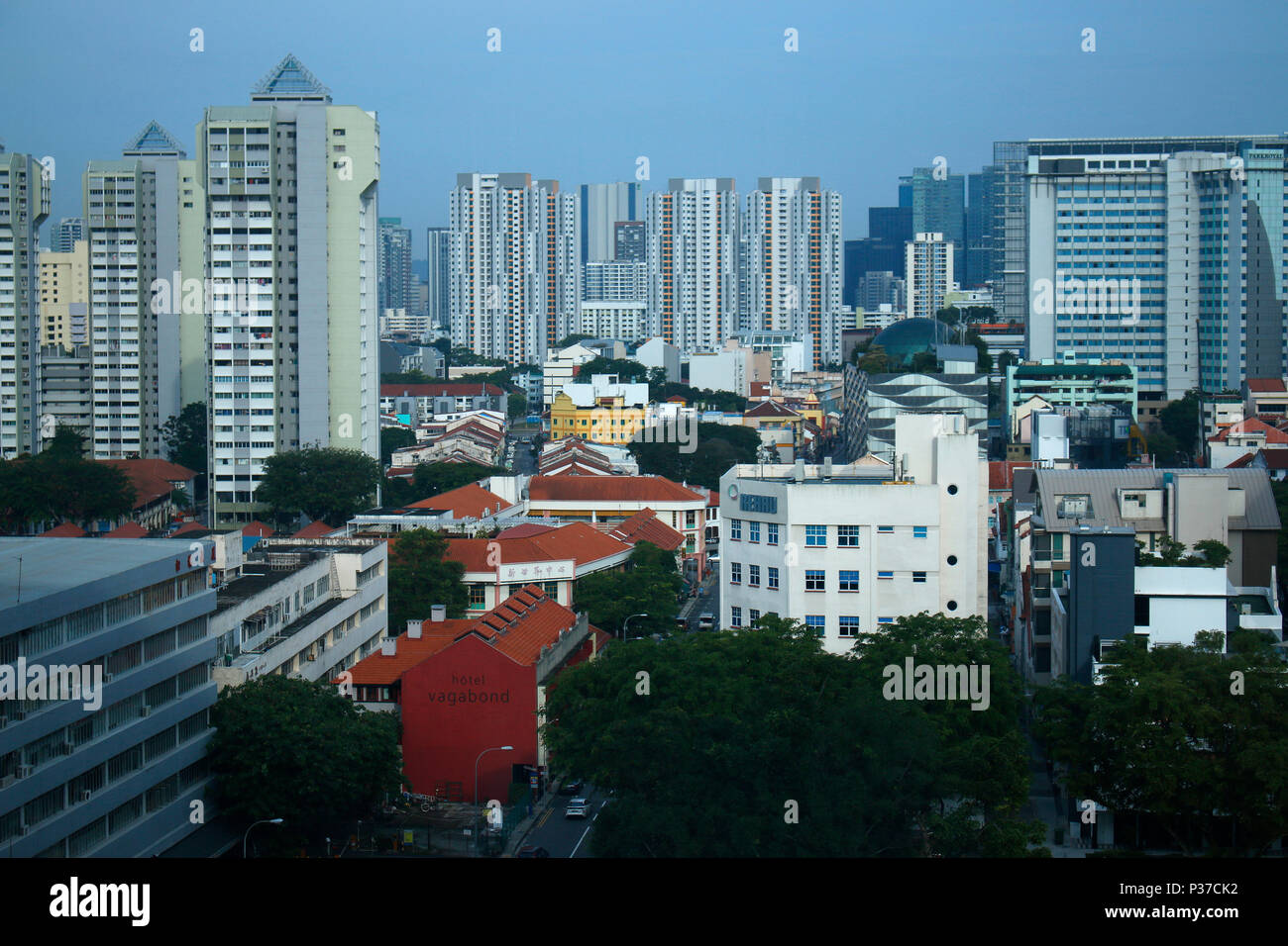 Die typische Skyline mit Sinpagurs millelhohen Wohnhochhaeusern, von denen viele zum'Housing Development Board (HDB)" gehoeren, einer Art Eigentumswo Stockfoto
