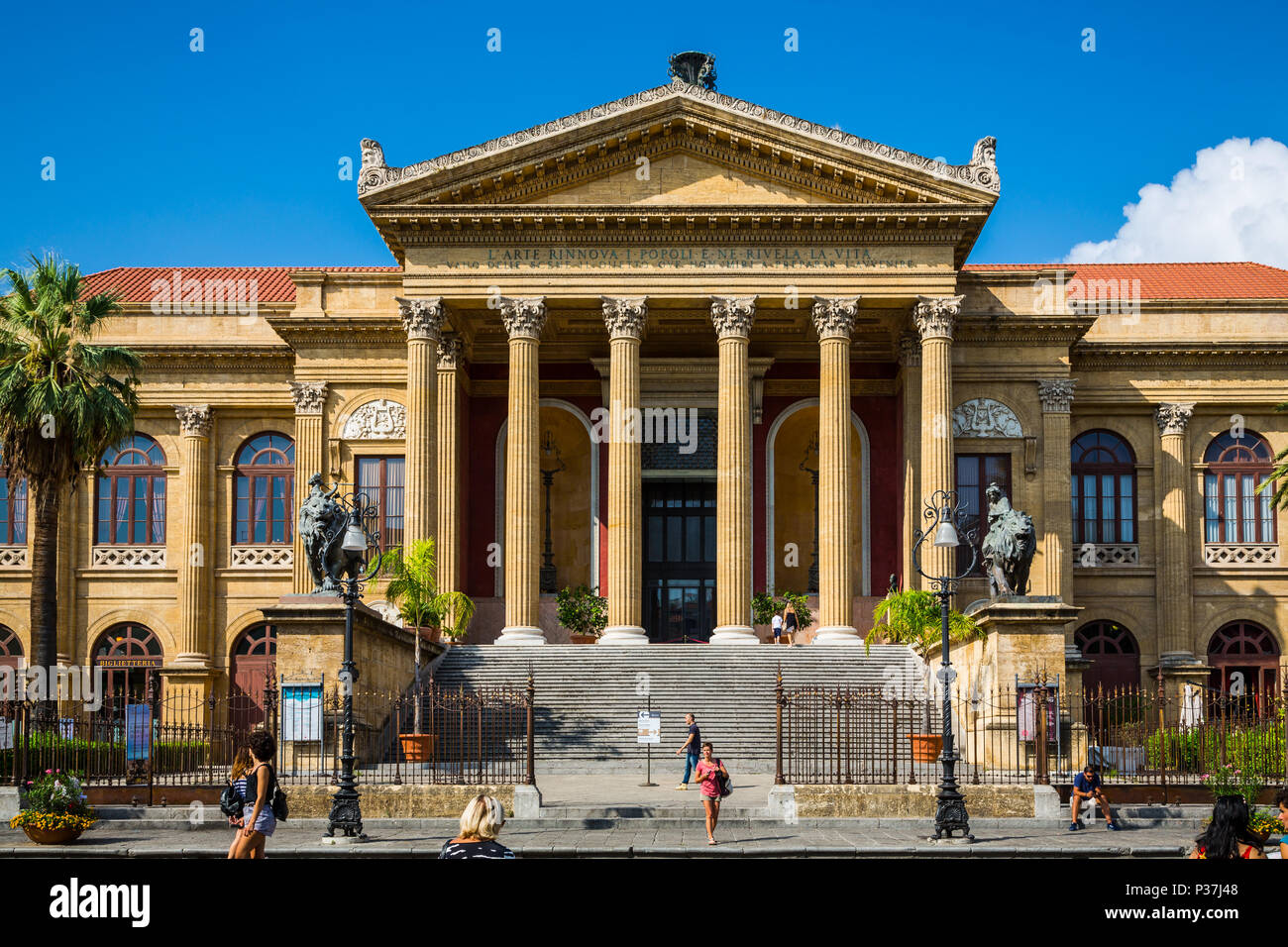 Ansicht des Teatro Massimo in Palermo, Sizilien, Italien Stockfoto