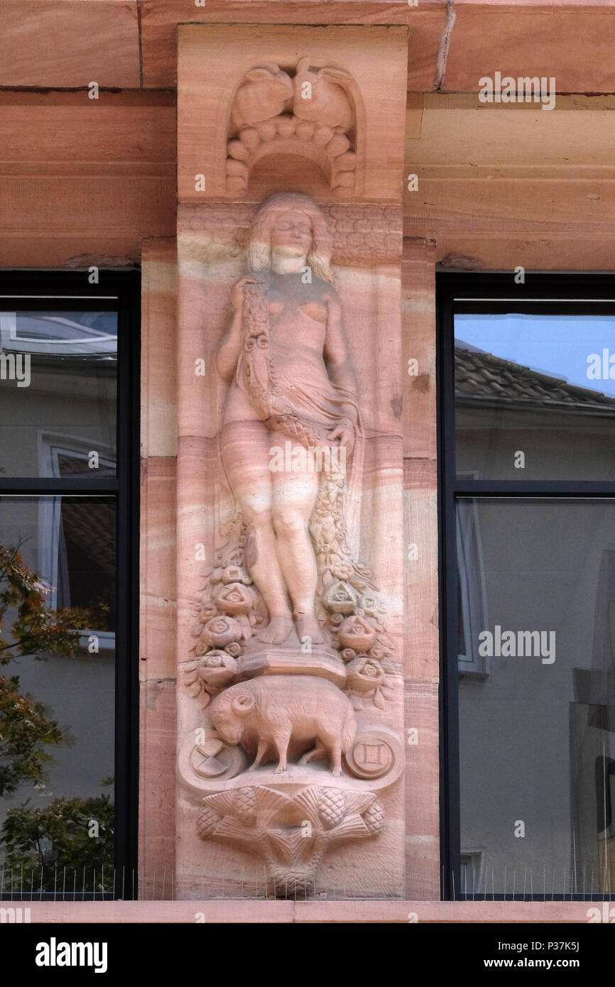 Die astrologischen Zeichen Widder, Relief auf Hausfassade in Aschaffenburg, Deutschland Stockfoto