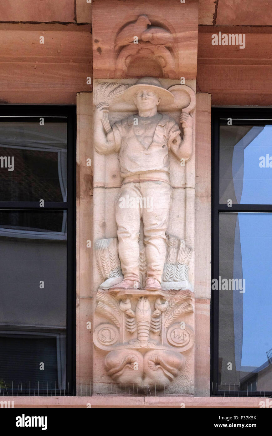 Die astrologischen Zeichen Skorpion, Relief auf Hausfassade in Aschaffenburg, Deutschland Stockfoto