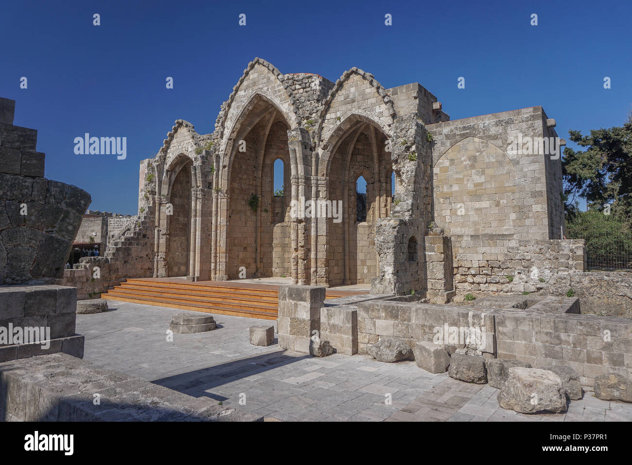 Rhodos, Griechenland: Ruinen der mittelalterlichen Kirche aus dem 14. Jahrhundert von der Jungfrau im Burgh, an der Ägäischen Insel Rhodos. Stockfoto