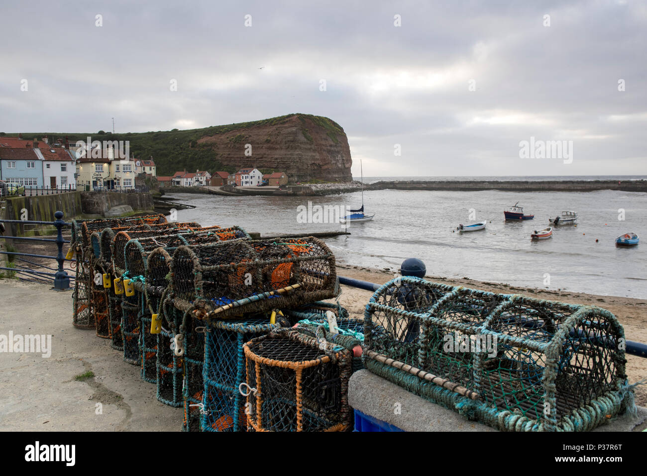 Angeln Kisten am Strand im Dorf Staithes, North Yorkshire England Großbritannien Stockfoto