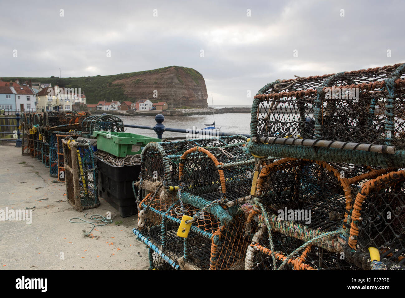 Angeln Kisten am Strand im Dorf Staithes, North Yorkshire England Großbritannien Stockfoto