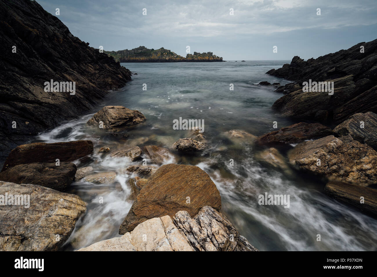 Die Felsen an der Küste der Bretagne in Frankreich. Lange Belichtung. Pointe du Grouin Stockfoto