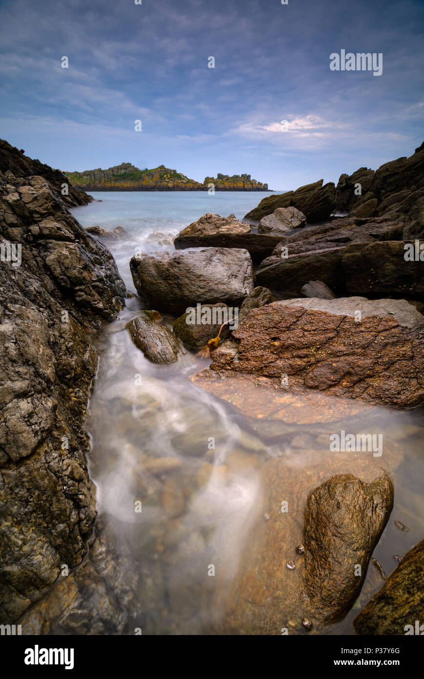 Die Felsen an der Küste der Bretagne in Frankreich. Lange Belichtung. Pointe du Grouin Stockfoto