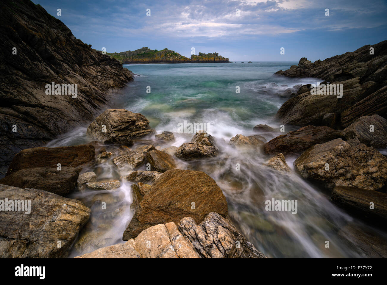 Die Felsen an der Küste der Bretagne in Frankreich. Lange Belichtung. Pointe du Grouin Stockfoto