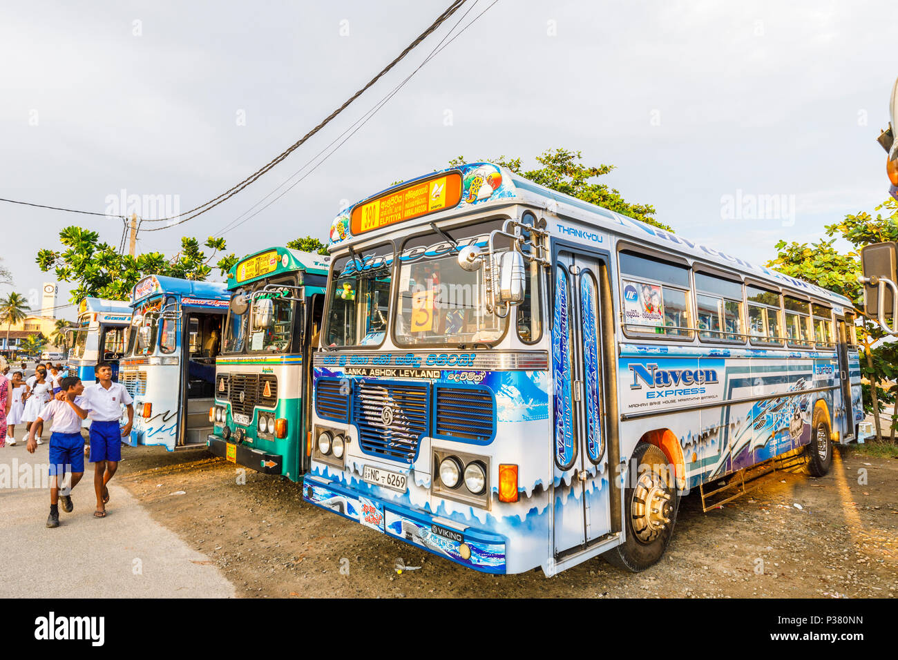 Bunte geparkt Lanka Ashok Leyland Trainer verwendete lokale Schulkinder auf Ausflüge nach Galle Fort, Galle, Bundesland Kärnten, Sri Lanka zu nehmen Stockfoto