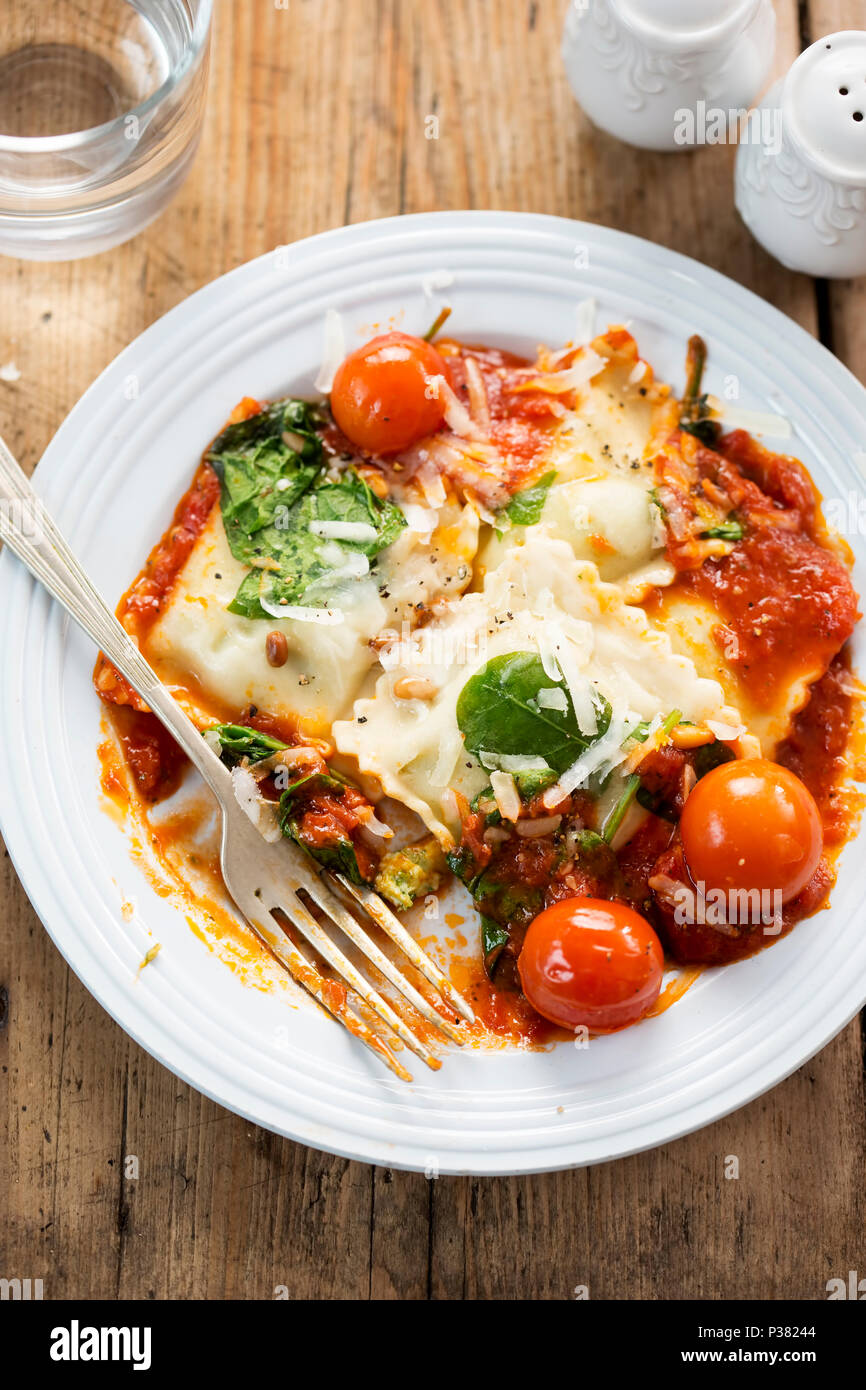 Spinat und Ricotta gefüllte Ravioli in Tomatensauce mit Cherry Tomaten ...