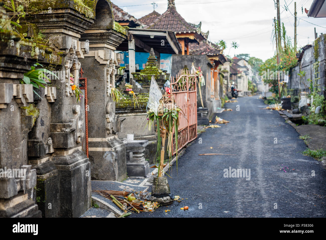 Traditioneller Balinesischer Angebote für Nyepi auf die Straße entlang der Straße von Desa Munggu Munggu (Dorf), Bali, Indonesien. Stockfoto