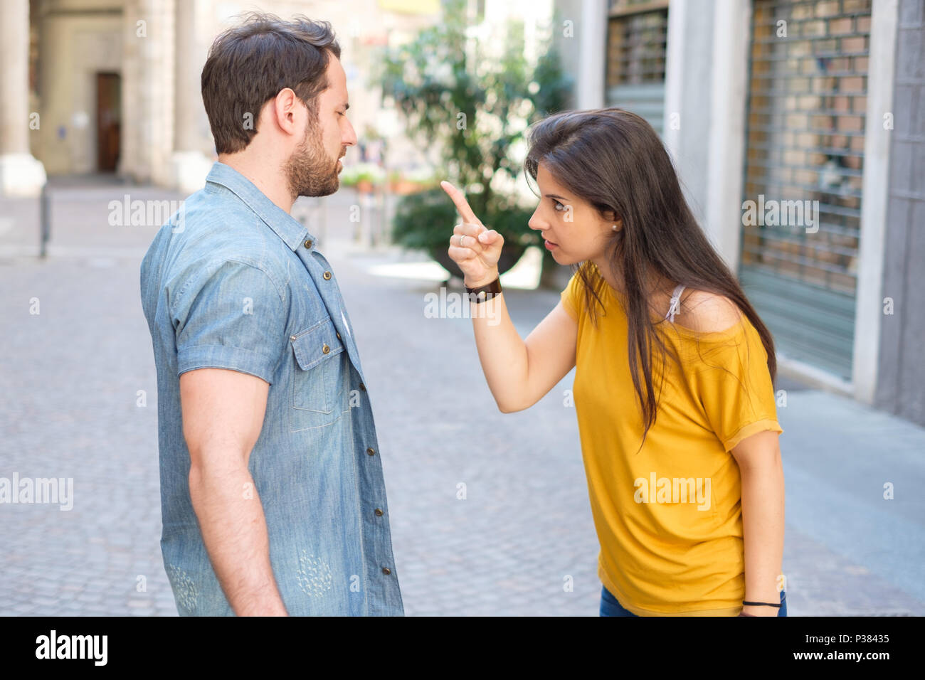 Ein Mann Und Eine Frau Streiten Auf Einer Strasse Der Stadt Beziehungen Schwierigkeiten Stockfotografie Alamy