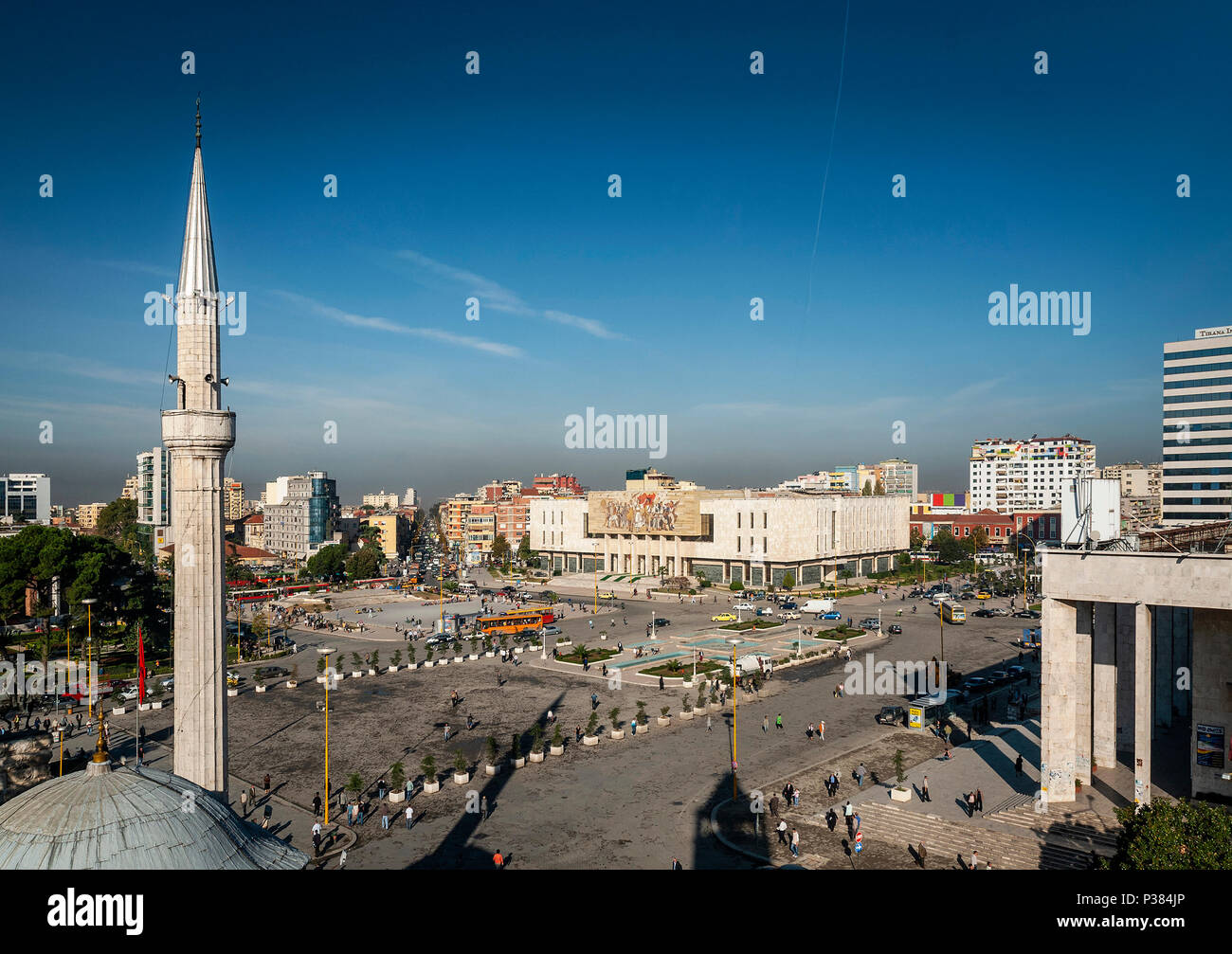 Skanderberg Hauptplatz und Moschee Wahrzeichen im Zentrum der Stadt Tirana, Albanien Stockfoto