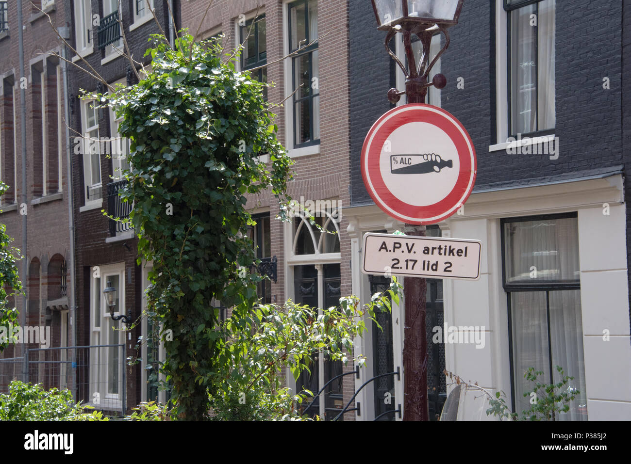 Die Holländer sind sehr streng über das Trinken in den Straßen als dieses Schild in Amsterdam zeigt Stockfoto