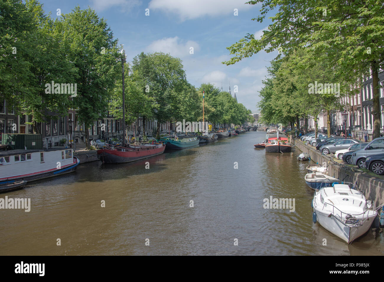 Jede Art von schmalen Boot, Yacht und sloop Linie die zahlreichen Grachten in Amsterdam Stockfoto