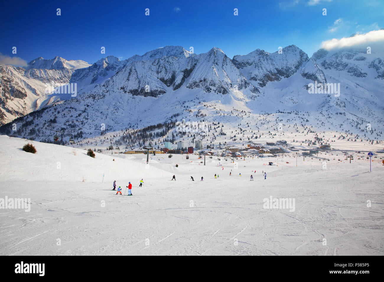 Herrliche Winterpanorama in Tonale Skigebiet. Anzeigen von Adamello, Presanella Bergen von Tonale Stadt, Alpen, Europa. Stockfoto