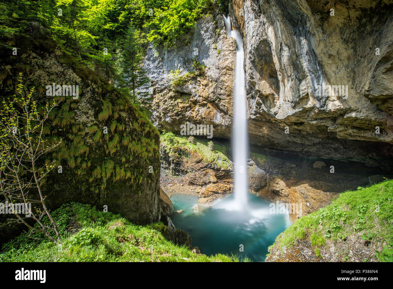 Wasserfall in der Schweiz in der Nähe von Klausenpass, Kanton Glarus, Schweiz, Europa. Stockfoto