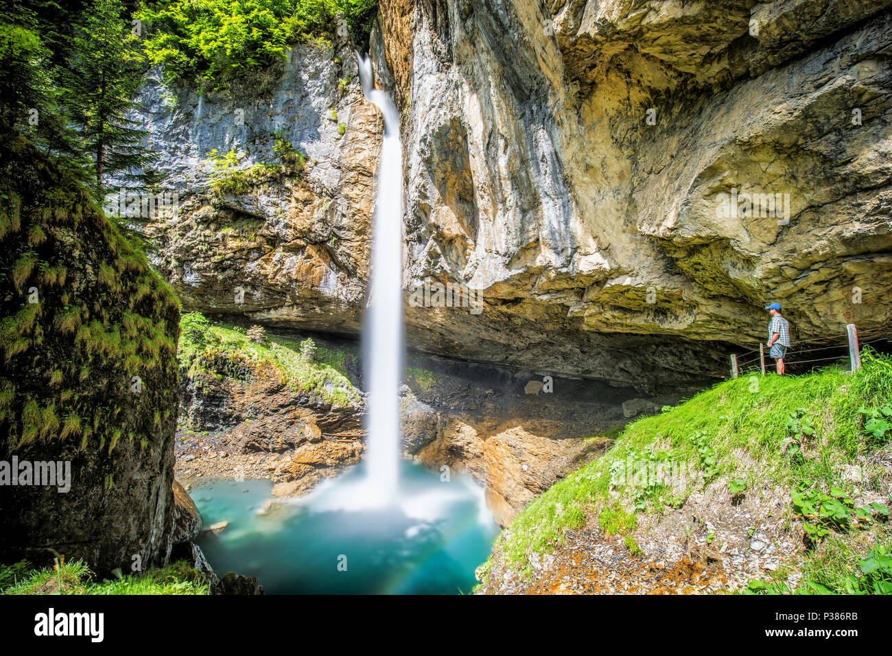 Wasserfall in der Schweiz in der Nähe von Klausenpass, Kanton Glarus, Schweiz, Europa. Stockfoto