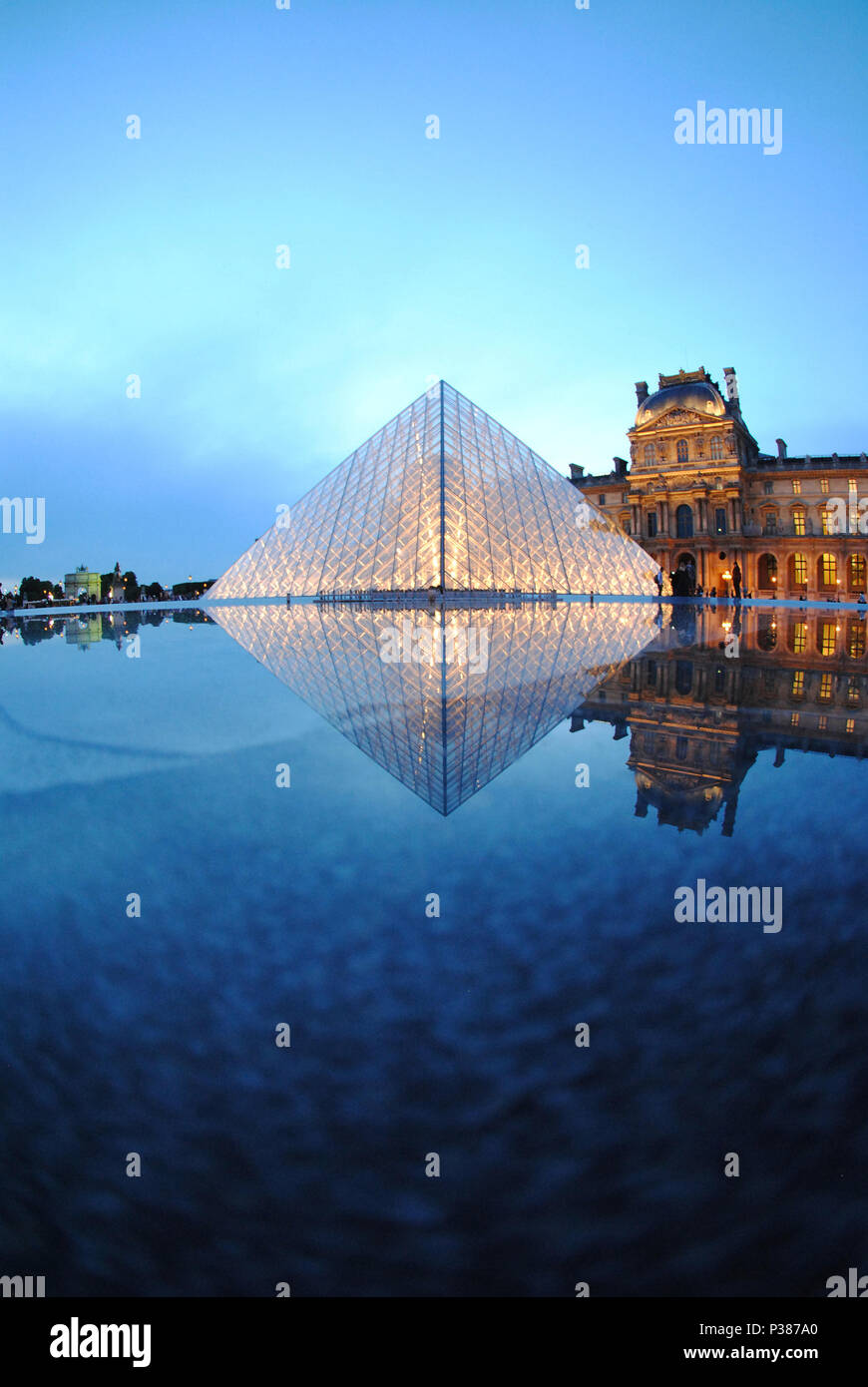 Blaue Stunde im Pariser Louvre in Frankreich. Stockfoto