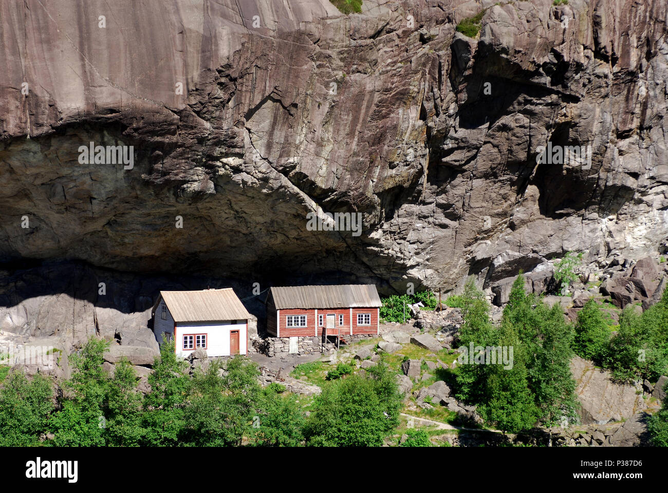 Heller, Norwegen, alte Häuser unter einem Felsvorsprung Stockfoto