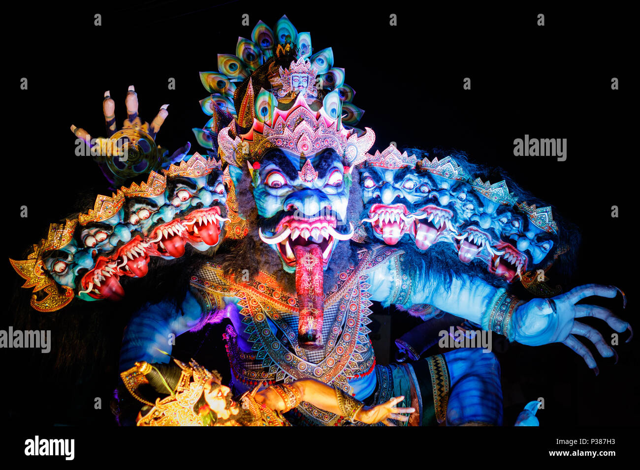 Desa Munggu Munggu (Dorf), Bali, Indonesien. März, 16, 2018. Ogoh-Ogoh, demon Statue auf Ngrupuk Parade am Vorabend des Nyepi Day durchgeführt. Stockfoto
