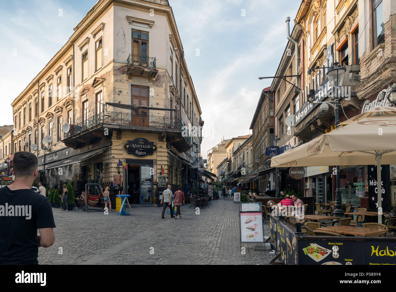 Bukarest, Rumänien - 2. JUNI 2018: Die lebhafte Lipscani Viertel mit Terrassen, Restaurants, Bar und Geschäfte in der Hauptstadt Rumäniens. Stockfoto