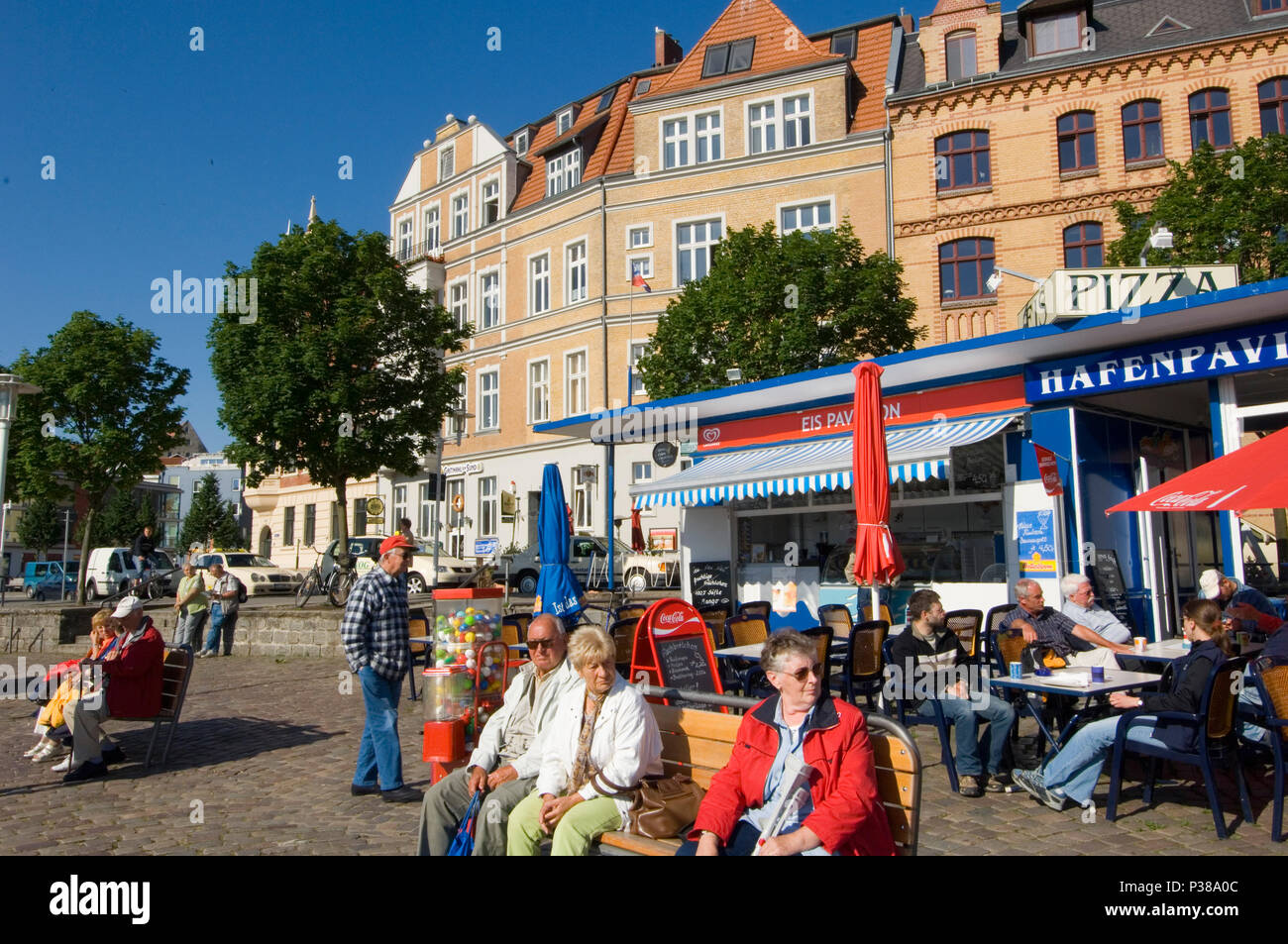 Stralsund, Deutschland, Menschen genießen Sie die Sonne am Hafen Stockfoto