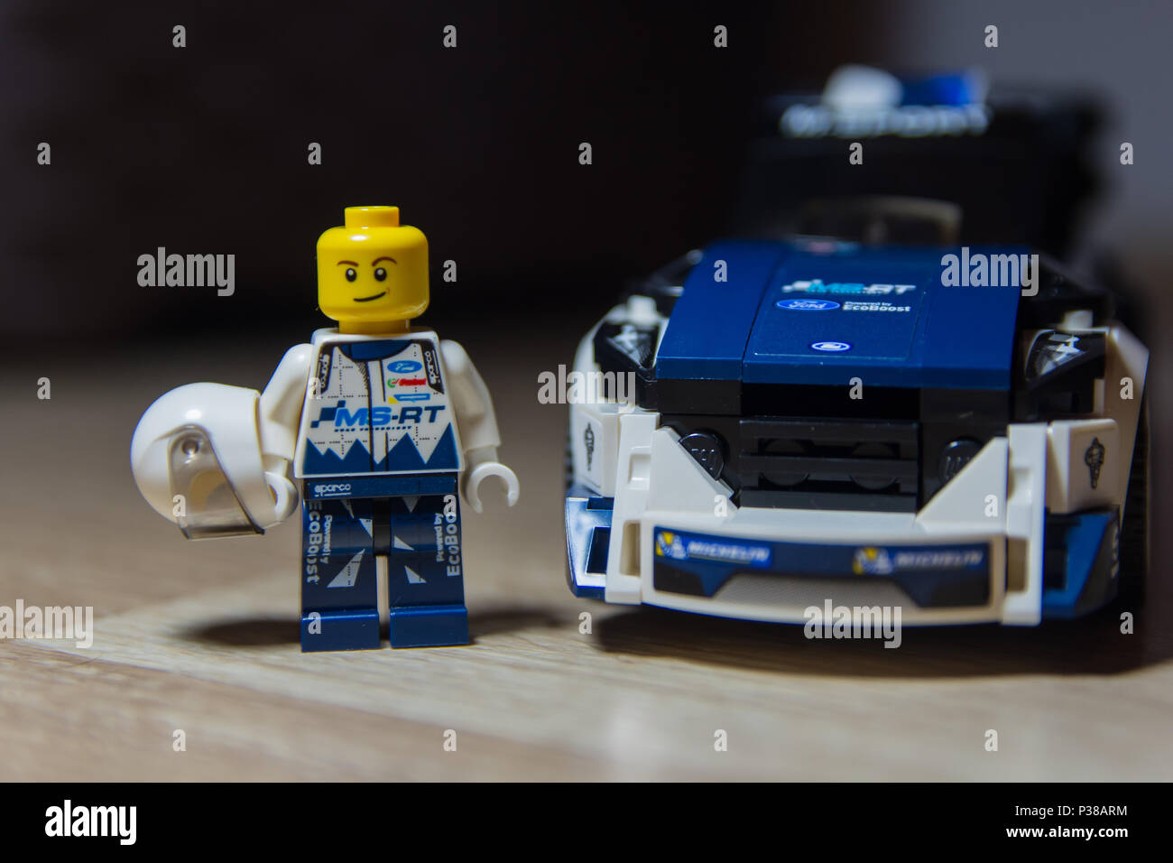 Lego mini-Figuren und Autos Stockfoto