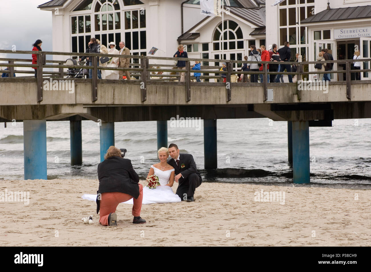 Sellin, Deutschland, Hochzeit paar kann vor dem Meer Brücke fotografiert werden. Stockfoto