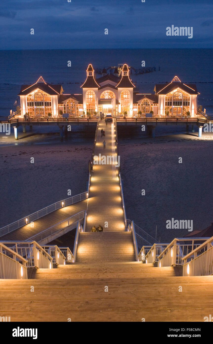 Sellin, Deutschland, mit Blick auf die Seebrücke Sellin am Abend Stockfoto