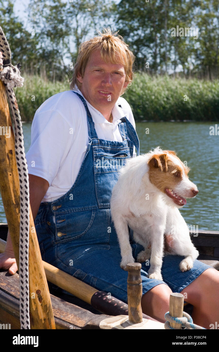 Moritzdorf, Deutschland, Faehrmann der Ruderfaehre auf der Baaber Bek Stockfoto