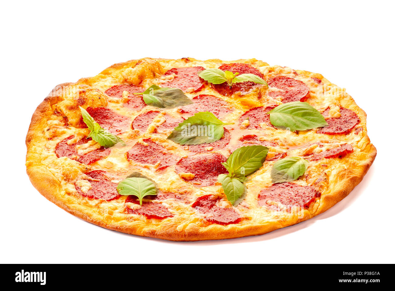 Pepperoni Pizza mit basilikumblätter auf Weiß Stockfoto