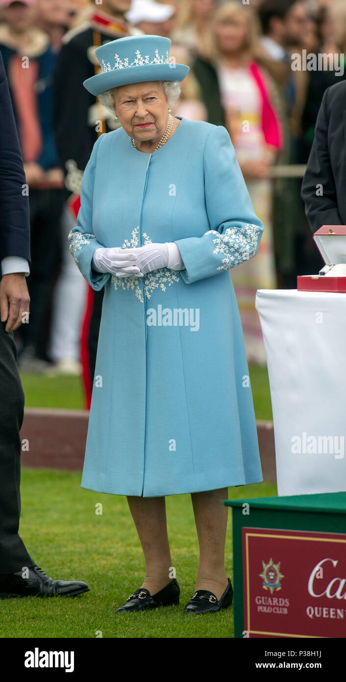 Queen Elizabeth II präsentiert eine Trophäe zu La's Indiana Spieler Michael Bickford am Cartier Trophy an den Guards Polo Club, Windsor Great Park, Surrey. Stockfoto