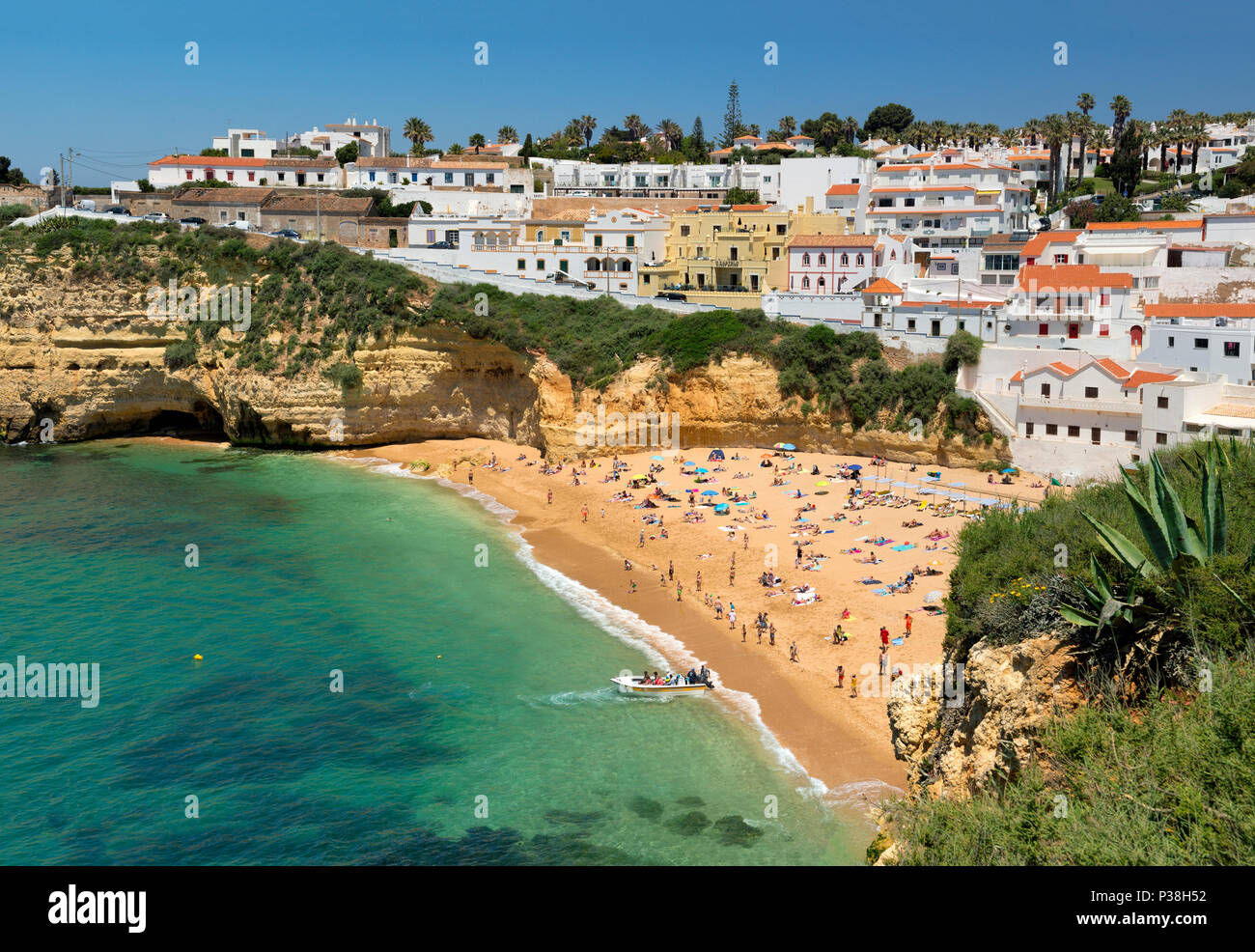 Praia do Carvoeiro im Sommer, der Algarve, Portugal Stockfoto