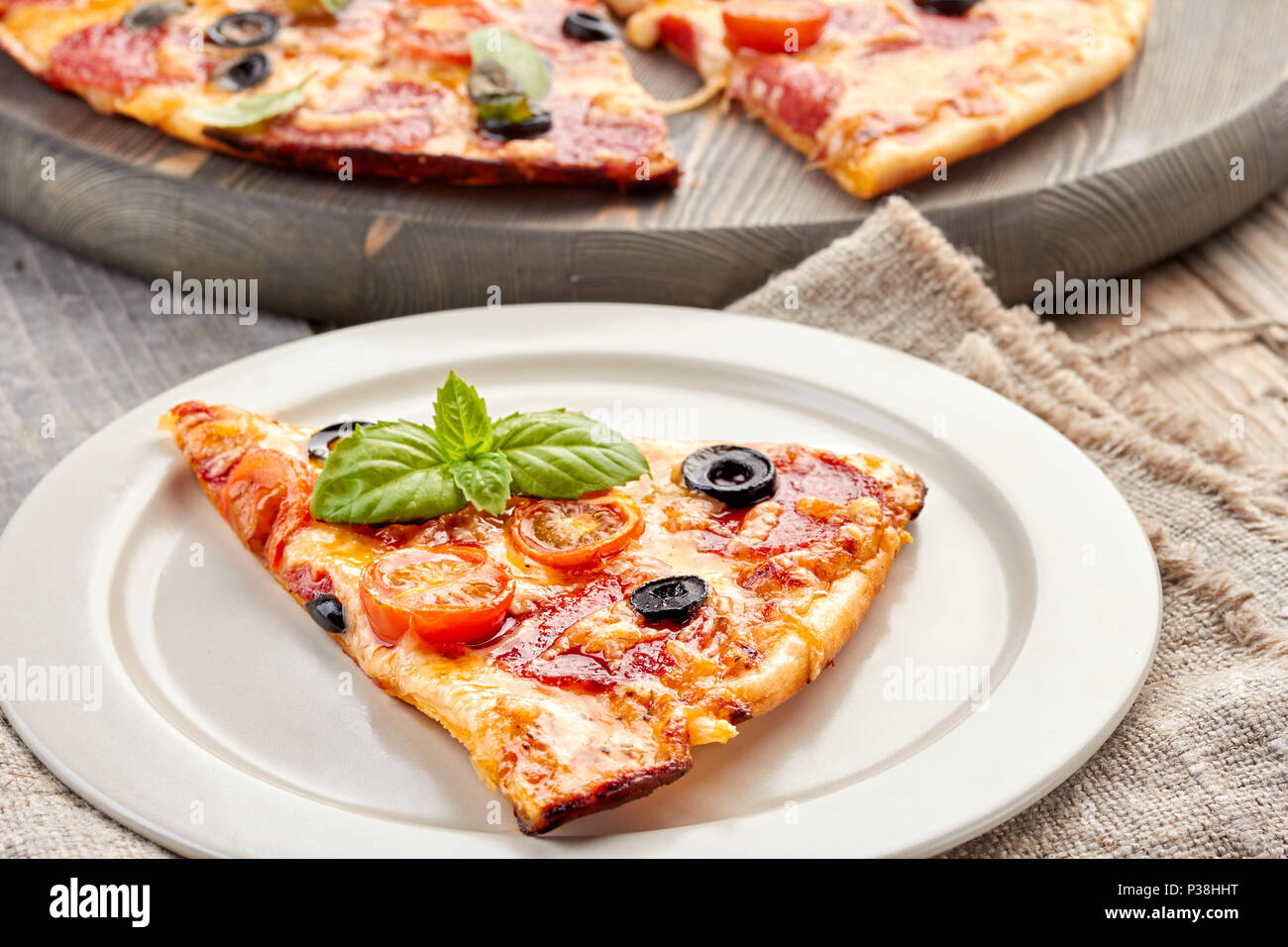 Scheibe Salami Pizza auf der Schüssel Stockfoto