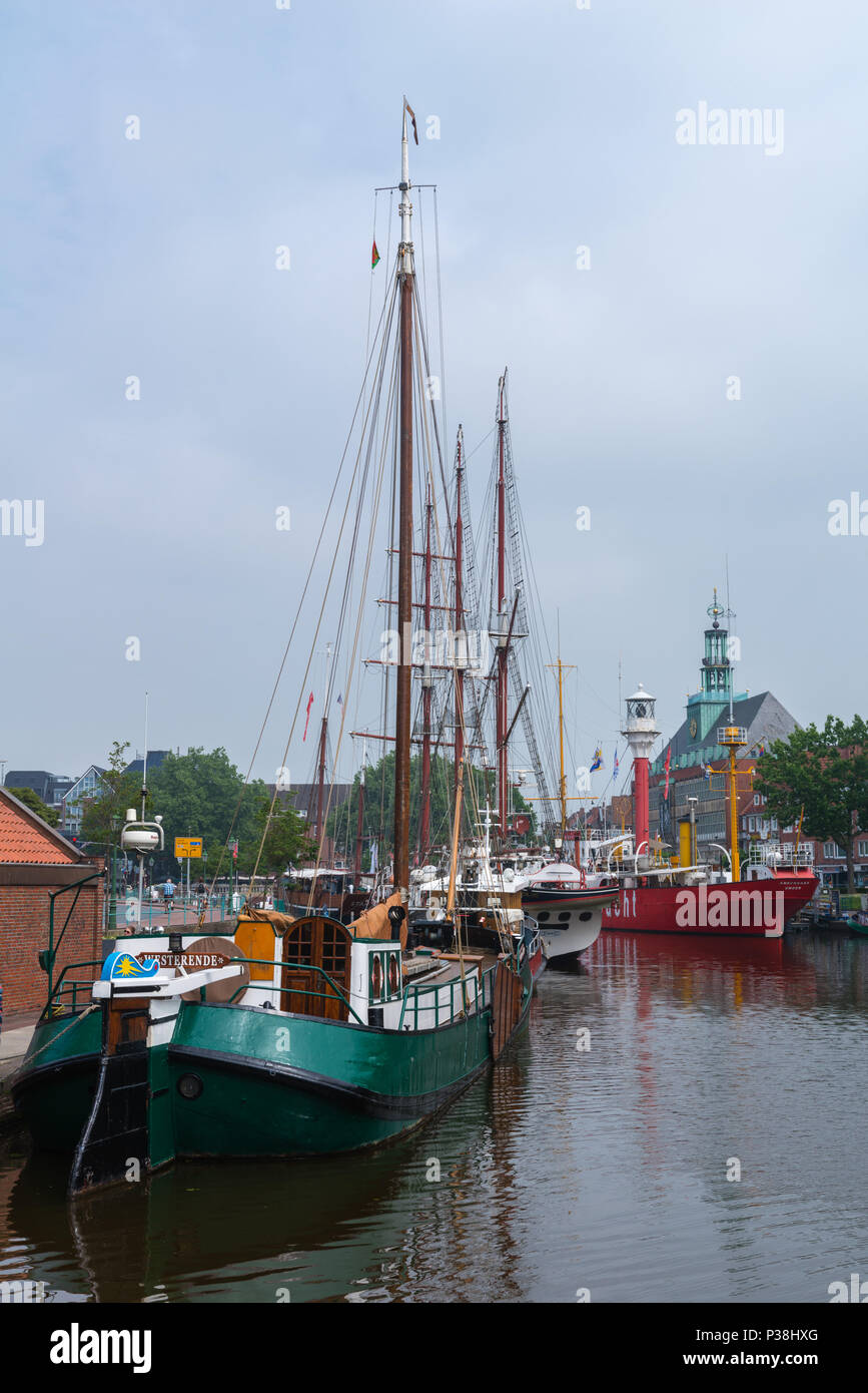 Vintage Schiffe und das Feuerschiff "Deutsche Bucht" im Hafen, Rathaus Gebäude, Emden, Ostfriesland, Niedersachsen, Deutschland Stockfoto