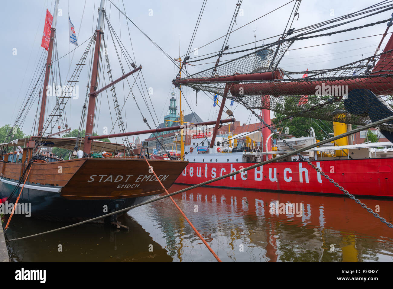 Vintage Schiffe und das Feuerschiff "Deutsche Bucht" im Hafen, Rathaus Gebäude, Emden, Ostfriesland, Niedersachsen, Deutschland Stockfoto