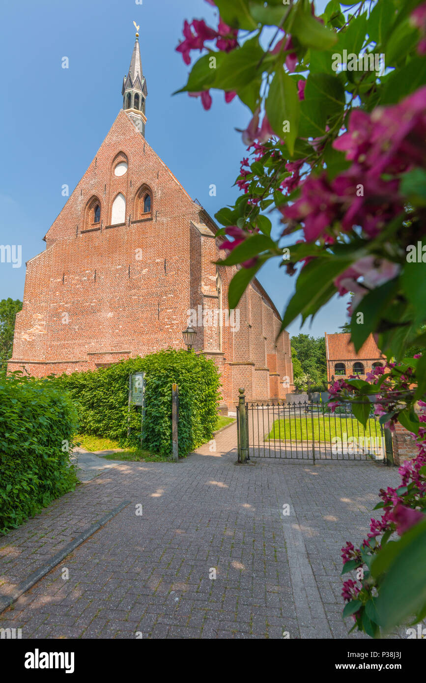 Gotische Kirche aus dem 15. Jahrhundert, Hinte, Ostfriesland, Niedersachsen, Deutschland Stockfoto