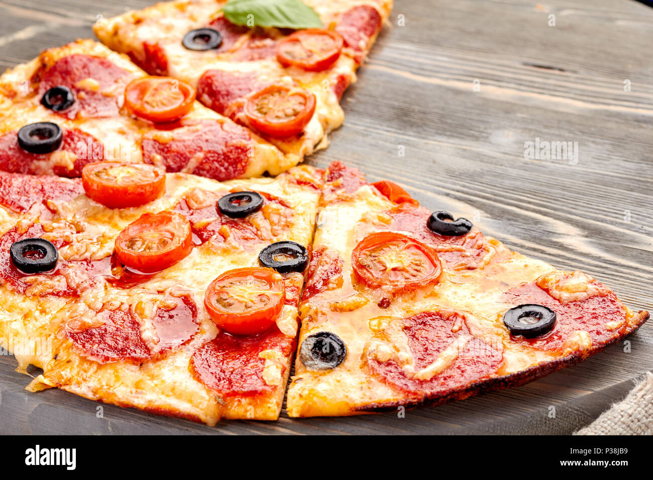Scheiben Salami pizza Stockfoto