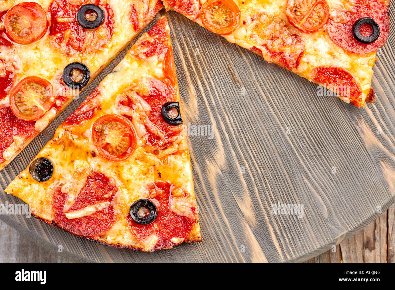 Pepperoni Pizza auf Holzbrett Stockfoto