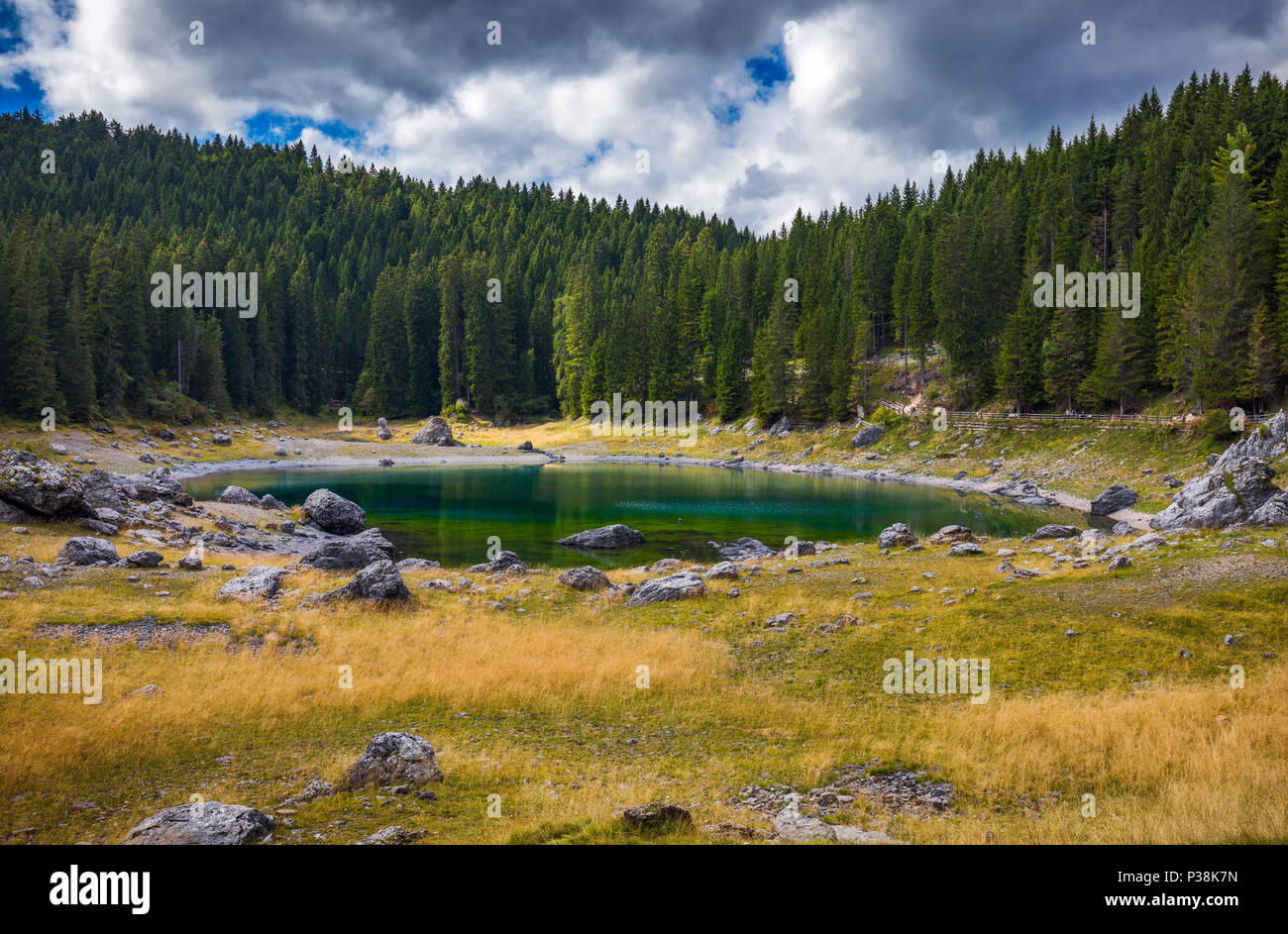 Carezza See (Lago di Carezza, Karersee) mit dem Berg Latemar, Provinz Bozen, Südtirol, Italien. Stockfoto