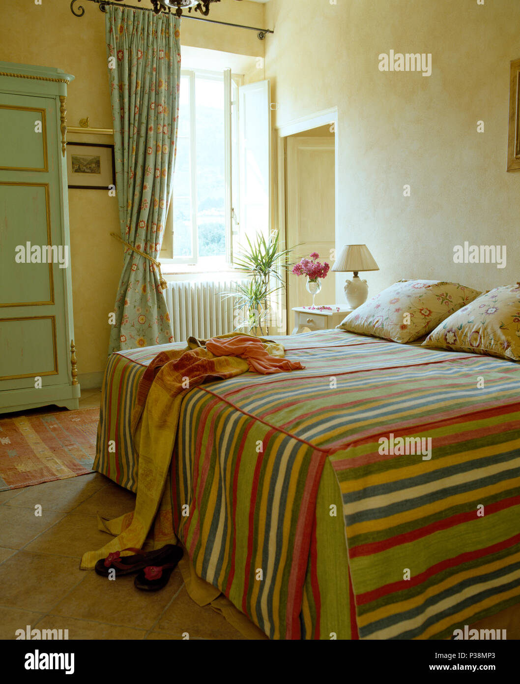 Bunt gestreiften Decken auf dem Bett im toskanischen Land Schlafzimmer Stockfoto