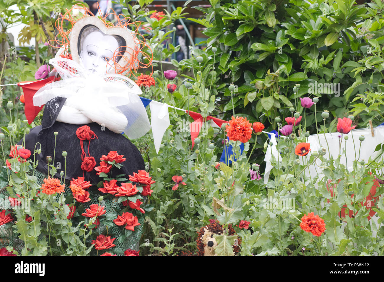 Alice und Wunderland, durch den Spiegel, handgemachte Garten Dekorationen Stockfoto
