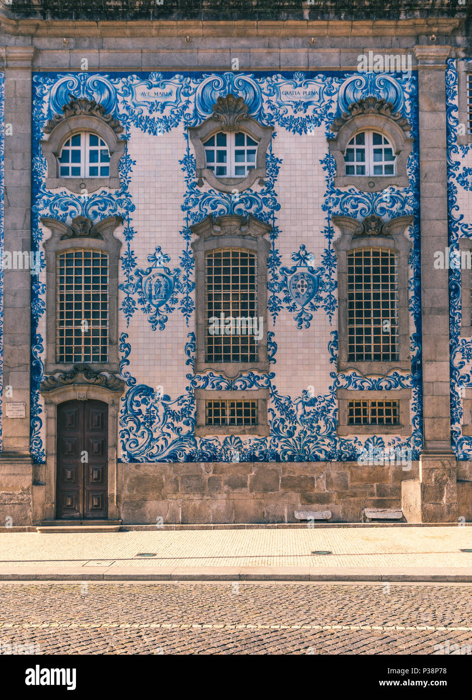 Traditionelle historische Fassade in Porto verziert mit blauen handgemalten Zinn-glasierte Fliesen, Porto, Portugal Stockfoto