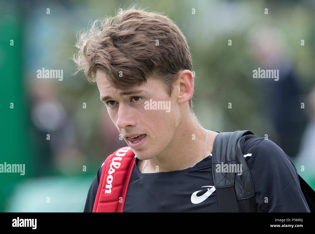 Alex De Minaur von Australien nach dem Sieg gegen Dan Evans von Großbritannien auf Natur Tal finale Tag in Nottingham Tennis Centre, Nottingham. Bild Stockfoto