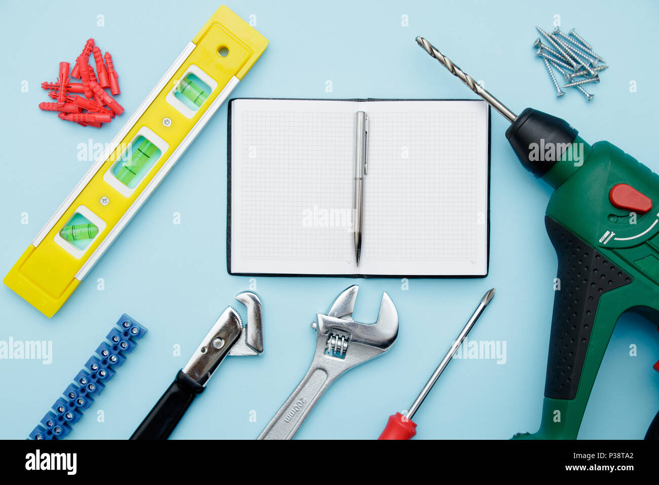 Satz von Construction Tools auf Blau flach wie Schraubenschlüssel, Hammer, Zange, Schlüssel, Schlüssel, Wasserhaushalt, elektrische Bohrmaschine, Schraubendreher. Vatertag Stockfoto