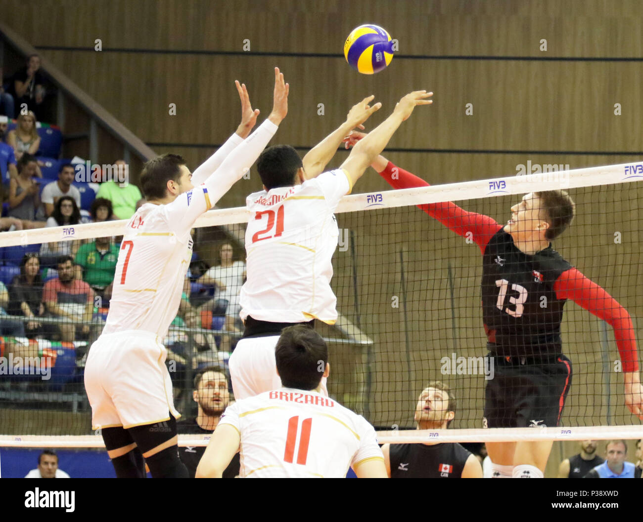 Varna, Bulgarien. 17. Juni 2018. Von links Kevin TILLIE (Frankreich), Barthelemy CHINENYEZE (Frankreich), Ryley BARNES (Kanada). mens Volleyball Nationen Liga, Woche 4, Kanada vs Frankreich, Palast der Kultur und Sport, Varna/Bulgarien, 17. Juni 2018, der vierte der 5 Wochenenden der ersten Runde in der neu etablierten mens Volleyball Nationas Liga erfolgt in Varna/Bulgarien. Quelle: Wolfgang Fehrmann/ZUMA Draht/Alamy leben Nachrichten Stockfoto