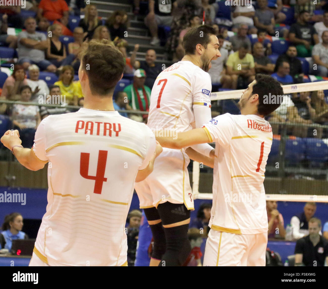 Varna, Bulgarien. 17. Juni 2018. Die Freude der französischen Mannschaft nach dem Sieg von links Jean PATRY (Frankreich), Kevin TILLIE (Frankreich), Jonas AGUENIER (Frankreich). mens Volleyball Nationen Liga, Woche 4, Kanada vs Frankreich, Palast der Kultur und Sport, Varna/Bulgarien, 17. Juni 2018, der vierte der 5 Wochenenden der ersten Runde in der neu etablierten mens Volleyball Nationas Liga erfolgt in Varna/Bulgarien. Quelle: Wolfgang Fehrmann/ZUMA Draht/Alamy leben Nachrichten Stockfoto