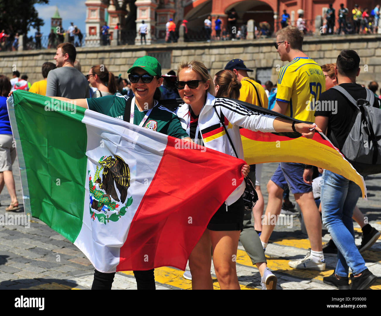 Moskau, Russland. 17 Juni, 2018. Fans von Mexiko und der Deutschen Fußball-Nationalmannschaft in Moskau, Russland, am 17. Juni 2018. Credit: Krasnevsky/Alamy leben Nachrichten Stockfoto