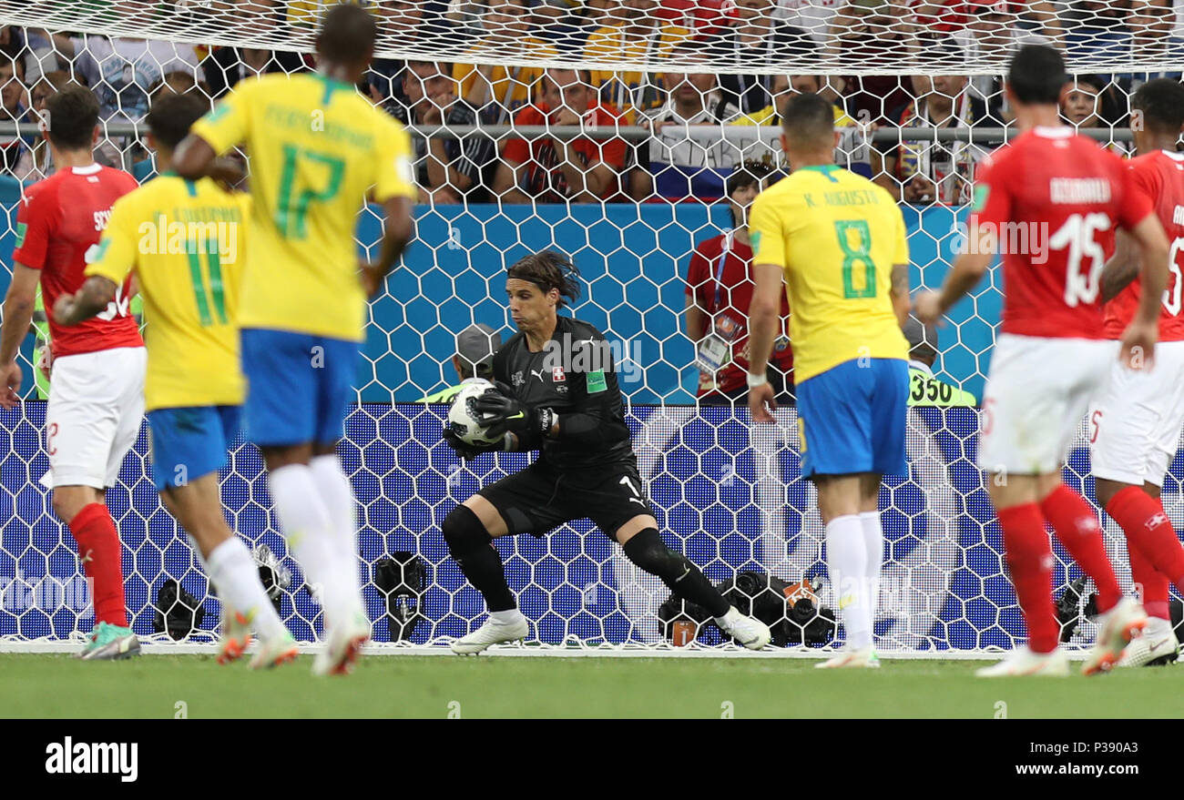 Rostov am Don. 17 Juni, 2018. Torhüter Yann Sommer (C) der Schweiz  verteidigt während einer Gruppe E Match zwischen Brasilien und der Schweiz,  bei der FIFA Fußball-Weltmeisterschaft 2018 in Rostow-am-Don, Russland, 17.