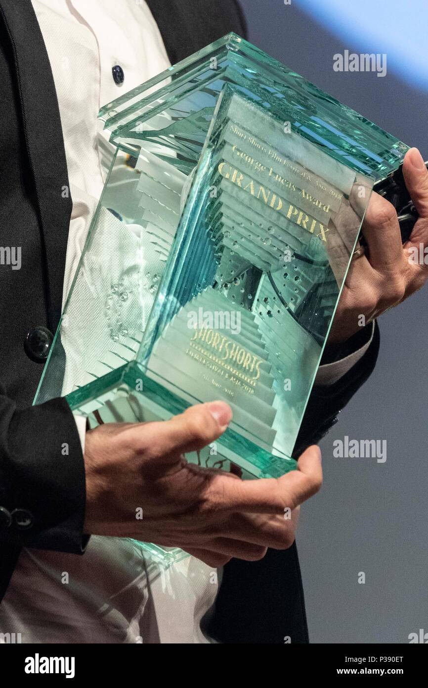 Singaporean Direktor Yee Wei Chai erhält den Grand Prix (George Lucas Award) für seinen Film "Benjamins letzter Tag an Katong Schwimmbad '' während der kurzen Shorts Film Festival & Asien 2018 (SSFF) Preisverleihung im Jingu Kaikan am 17. Juni 2018, Tokio, Japan. SSFF ist einer der größten asiatischen Kurzfilmfestivals in Tokio von Juni 4. bis 24. Credit: Rodrigo Reyes Marin/LBA/Alamy leben Nachrichten Stockfoto